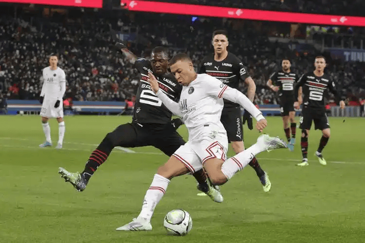 巴黎圣日耳曼法甲击败南特姆巴佩快速反击得分